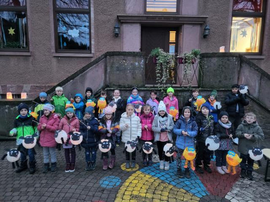 RvGS singt: „Laterne, Laterne, Regen, Mond und Sterne“
