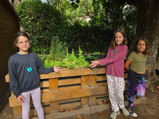 Schüler der RvGS Gammelsbach bei der gemeinsamen Gartenarbeit im Schulgarten.