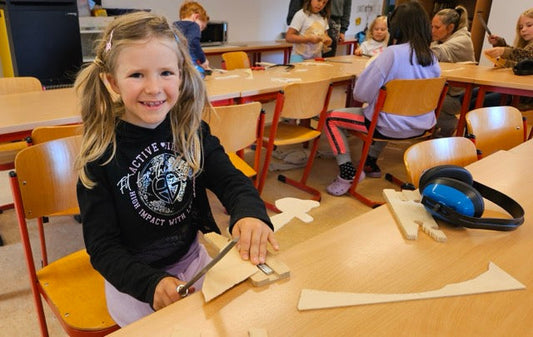 Schülerinnen und Schüler der RvGS Gammelsbach bei kreativen Laubsägearbeiten im Rahmen der AG-Angebote.