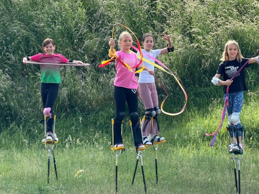 Kinder der RvGS Gammelsbach bei einer Zirkus- und Akrobatikaufführung mit Laufkugeln, Drehtellern und bunten Tüchern.
